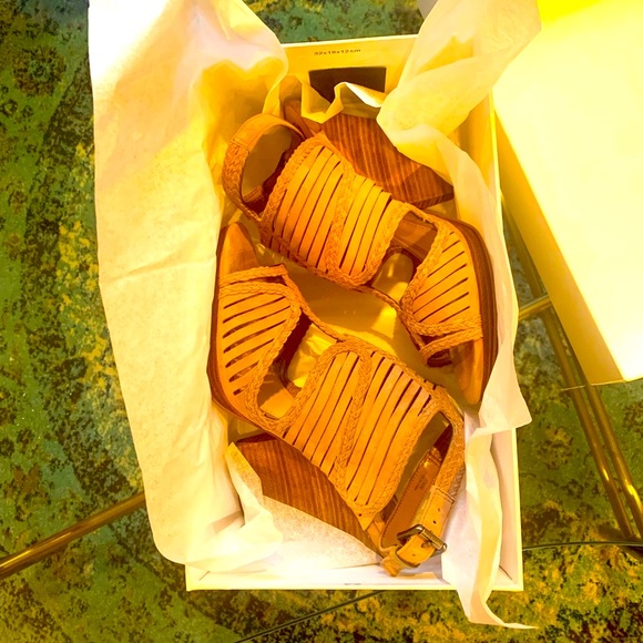 ✨ Vince Camuto✨ Tan Nubuck Peep Toe Strap Wedge Slingbacks - Picture 2 of 13